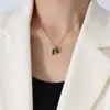 Marca French Retro Simple Versátil Acero Titanio Chapado Oro 18K Zircón Esmeralda Collar Colgante Joyería para Mujeres