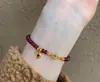Pulsera de Moda Estilo Little Red Book Lujo Ligero con Perlas Rojas Granate y Doradas Pulsera de Apilamiento Versátil para Mujer