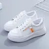 Zapatillas de color liso con suela gruesa para mujer, nuevo modelo versátil de otoño 2026 para estudiantes que aumentan la altura, zapatos blancos, zapatillas deportivas casuales estilo coreano para mujer