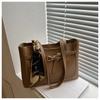 Bolsa feminina tote de ombro simples e moderna, popular na cidade nesta primavera de 2025, de grande capacidade para o dia a dia