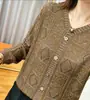 Suéter tejido de punto con cuello en V y diseño floral calado para mujer, nuevo modelo de otoño 2026, diseño de un solo botón, top de suéter holgado y favorecedor