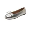 Zapatos planos plateados, elegantes, de suela plana, punta poco profunda, estilo francés, de suela blanda para mujer, nueva colección otoño 2026, con detalle de lazo, zapatillas ballet Mary Jane