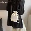Bolsa Pequeña de Verano 2024 Nueva Bolso Cubo Casual Elegante Bolso Cruzado Casual Simple Bolso de Mano con Perlas para Mujer