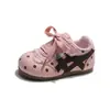 Otoño 2026 Nuevo Estilo Coreano Moda Versátil para Niñas Suela Suave Antideslizante Encaje Lunares Velcro Tenis