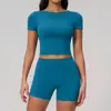 Nuevo conjunto de yoga transfronterizo para mujer, top deportivo de manga corta de secado rápido y shorts de fitness de secado rápido, resistentes a las arrugas y que realzan los glúteos para mujer 2551
