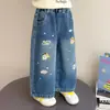 Calça Feminina Primavera e Outono 2026 Novo Estilo Roupas de Outono Infantis Calça de Perna Larga Estilosa com Desenhos Jeans Casuais para Bebê Menina