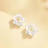 Aretes de camelia para mujer, de moda y de lujo ligero, aretes florales de dos tonos, de nicho y sofisticados, versátiles y adecuados para regalar