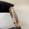 Pulseira V dourada de alta qualidade com padrão de diamante para mulheres, versões estreita e larga, gravação de precisão CNC, pulseira de luxo leve estilo Chanel, atacado do fabricante e entrega direta