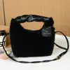 Bolso bandolera de peluche en stock, bolso de mano elegante para mujer para otoño e invierno, bolso tote de peluche versátil, bolso de mano plisado lindo y único