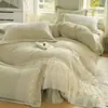 Conjunto de quatro peças em veludo de leite cor creme bordado estilo francês, capa de edredom de veludo coral espessada de inverno com renda vazada, colcha de princesa