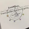 Colar de Trevo de Quatro Folhas Colorido com Diamantes, Novo Estilo para Mulheres, Corrente para Clavícula com um Toque de Luxo Leve e Design de Nicho de Alta Qualidade, Simples, Moderno e Versátil