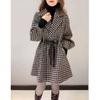 88221 Da Ai Mei Yi Yuan 2026 Primavera y Otoño Nueva Moda Pequeño Estilo Chanel Abrigo de Longitud Media con Cinturón de Espiga para Mujer