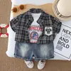 Conjunto de Verão da Moda para Meninos com Manga Curta 2026 Conjunto de Três Peças Tendência para Meninos com Manga Curta, Logo Grande, Estilo College, Camisa Xadrez