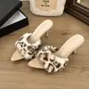 Sapatos femininos de bico fino e salto baixo, novo estilo, salto fino, confortáveis, chinelos de salto alto, outono e inverno 2026, sapatos peludos, modernos e versáteis