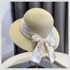 Elegante sombrero de paja con lazo de cinta estilo francés y perlas para mujer, sombrero redondo de verano con protección solar para salidas, sombrero de ala ancha versátil