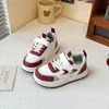 Zapatillas para niños con tiras de velcro 2026 primavera y otoño nuevas zapatillas deportivas versátiles para niñas, zapatos casuales de bloques de color para estudiantes de primaria, suela gruesa
