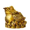Adorno de Sapo Dorado de Latón, una pieza decorativa con un sapo dorado y lingotes, adecuado para el hogar, sala de estar, tienda o exhibición de mesa; disponible para venta al por mayor para manualidades y regalos