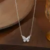 Cadena para Clavícula Elegante con Baño de Oro Real y Circonitas Microincrustadas para Mujer, Collar Hueco de Mariposa de Diseño Exclusivo, Cadena de Cuello Estilo Commuter