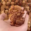 Tallado en Madera de Ciprés Rojo Taihang Natural Adorno de Cabeza de Dragón y Unicornio Artesanía Decoración del Hogar Pie de Mano para Atraer Riqueza y Proteger el Hogar