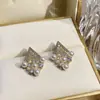 Brincos de pérola em V com microincrustação de zircônia requintados para mulheres, agulha de prata S925, joia de orelha da moda leve de luxo, versátil e delicada