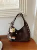 Bolsas para mujer, bolsas para mujer de comercio exterior, bolsos vintage marrones de hombro y axila, bolsos de remaches de alta gama, transfronterizo