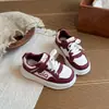 Tênis infantil 2026 primavera e outono novo modelo sapatos de menina respirável casual versátil sola macia sapatos esportivos para meninos mais velhos