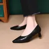 Populares zapatos de tacón alto retro estilo francés, nuevo modelo otoño 2026, punta fina, corte bajo, tacón de aguja, elegantes zapatos profesionales para mujer