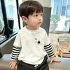 Camiseta listrada de manga comprida 100% algodão infantil, novo estilo primavera e outono, camiseta básica para meninos, top estiloso casual de duas peças falsas