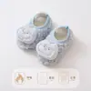Sapatos e meias de bebê, coleção outono/inverno 26, espessados, com estampas de desenhos animados, antiderrapantes para ambientes internos, para bebês aprendendo a andar, com sola macia, sapatos e meias de chão para crianças