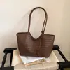 Bolsa Tote Grande Capacidade Coreana para Mulheres, Bolsa de Ombro Elegante e Versátil, Tecida em Relevo Estilo Verão Novo Bolsa de Ombro Grande