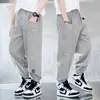 Z428 crianças Yang do início 2024 Verão novo médio e grande Crianças Moda estilo Hong Kong bonito moderno bonito calças casuais estilosas para meninos