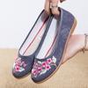 Sapatos de Pano de Pequim Antigos Sapatos Baixos Femininos Sapatos de Mãe de Salto Baixo Estilo Étnico Sapatos Bordados Vermelhos da Dinastia Han Sapatos Femininos Slip-On de Bico Redondo e Boca Rasa