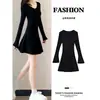 Vestido de tricô preto com decote V para mulheres, adequado para outono e inverno, para ser usado sob um casaco, como uma saia curta justa para looks de outono.