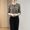 Moderna prenda interior adelgazante extranjera impresa con base plateada dispersa, camisa para mujer, patrón de doble cuello, camiseta de manga larga para primavera y otoño