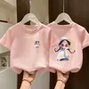 Camiseta de Algodón Puro para Niñas de Manga Corta para Niños Mayores Camiseta Casual de Manga Corta para Niños Nuevo Estilo Verano 2026 Moda Infantil Dulce de Moda Marca Tendencia Camiseta