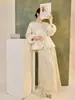 Otoño e Invierno Elegante Bordado de Lentejuelas Engrosado Año Nuevo Ropa para Mujer, Nuevo Estilo Chino Artesanía Pesada Diseño de Estilo Nacional Abrigo Nz025