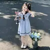 Vestido azul marinho com gola estilo academia para menina, novas roupas de verão para crianças de meia-idade e mais velhas, vestido de princesa de desenho animado, vestido de princesa branco para crianças