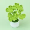Flores Artificiales Simuladas Hechas a Mano Terminadas Trébol de Cuatro Hojas Planta Pequeña en Maceta Flores de Lana Tejidas Adornos Pequeños para el Hogar, Oficina, Coche