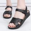 Sandálias de verão para mães de meia-idade e idosas para casa Sandálias femininas casuais de PVC Velcro Set Toe Wedge Sandals