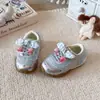 Zapatos casuales de malla transpirable para niñas, nueva colección primavera/verano 2026, zapatos de princesa infantiles con tema de cereza, tallas medianas y grandes, zapatillas deportivas
