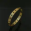 [01] Joyería de acero de titanio de personalidad europea y americana versión estrecha pulsera de broche hueca con números romanos pulsera de acero inoxidable venta al por mayor