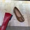 Sapatos de casco de porco com sola reta e dedos divididos, sapatos femininos vermelhos, sapatos de casco de verão 2026 com laço e bico raso