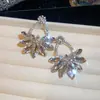 Nuevos aretes de plata con diseño de flor hueca en forma de abanico incrustada de diamantes, lujo ligero y sensación de alta gama, diseño de nicho, aretes de moda