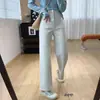 Estilosos e valorizam a silhueta, estes jeans de cintura alta e perna reta com design de elasticidade em quatro direções criam um efeito emagrecedor. Perfeitos para o outono, estes calças de corte solto e perna larga oferecem um belo caimento.. H091008