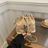 Bolso pequeño fresco de estilo extranjero para mujer, otoño e invierno 2024, nuevo bolso de hombro diagonal con cordón de estilo coreano, bolso tipo cubo con todo incluido