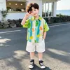 Camisa de Manga Corta para Niños Atuendo de Verano de Moda Nuevo Estilo 2026 Pantalones Cortos Frescos de Verano para Niño Conjunto de Moda Elegante de Manga Corta