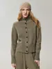 Texturizado y elegante: un cárdigan de punto 100% cachemira para mujer, perfecto para un trayecto suave y con estilo.. Este suéter suave y esponjoso es un top versátil.