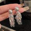 Pendientes de borlas de seguridad de dos piezas con forma de hoja gris perla de metal frío, pendientes de borlas de longitud media, pendientes brillantes