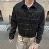 Chaqueta de trabajo de mezclilla cruda con diseño de hebilla de avión clásica americana, estilo corto versátil unisex con diseño plisado abrigo de mezclilla