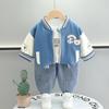 Traje de Primavera para Niño 2025 Primavera y Otoño Nuevo Estilo Chaqueta de Uniforme de Béisbol de Oso de Dibujos Animados para Niños Traje de Tres Piezas para Niños de Estilo Occidental
